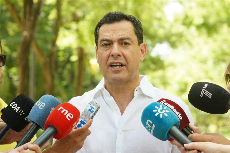 El presidente del PP de Andalucía y candidato a la reelección como presidente de la Junta, Juanma Moreno, atiende a los medios de comunicación en el Parque de María Luisa, en un acto electoral a 12 de junio del 2022 en Sevilla (Andalucía, España)