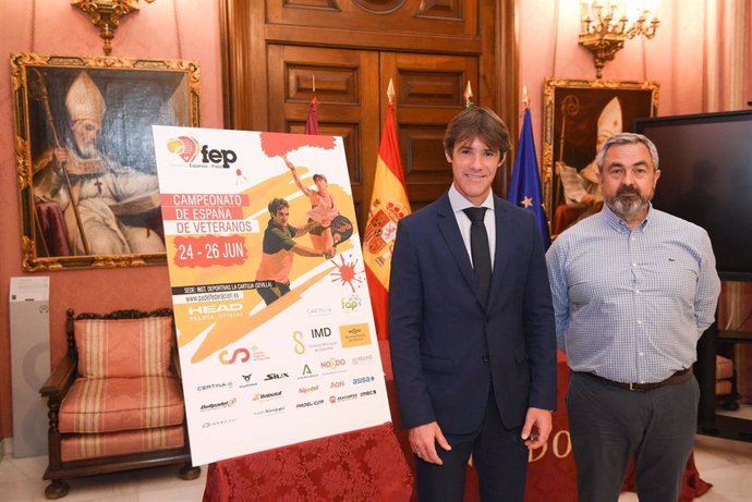 El delegado de Deportes, David Guevara, a la izquierda, con la Federación Andaluza de Pádel.