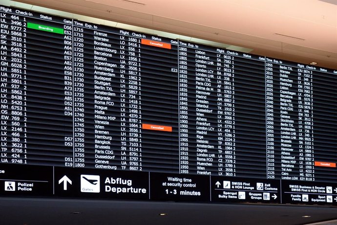 Archivo - Panel de vuelos en el aeropuerto de Zúrich, en Suiza