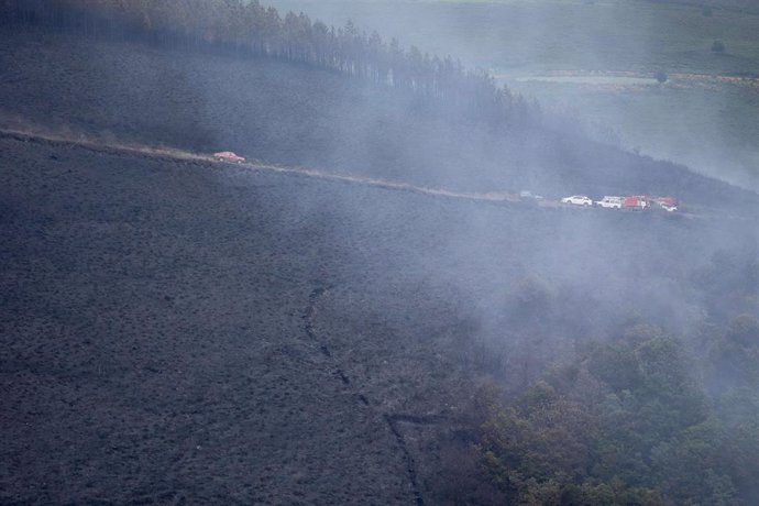 Archivo - Labores de extinción del incendio forestal que se originó la pasada madrugada en el entorno de la localidad de Ferreirós de Abaixo, en el municipio de Folgoso do Courel, a 12 de junio de 2021, en Lugo, Galicia (España). El incendio forestal ha