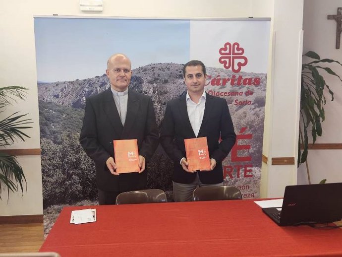 Javier Raírez (i) y Alberto Martín presentan la memoria de Cáritas de Osma-Soria 2021.