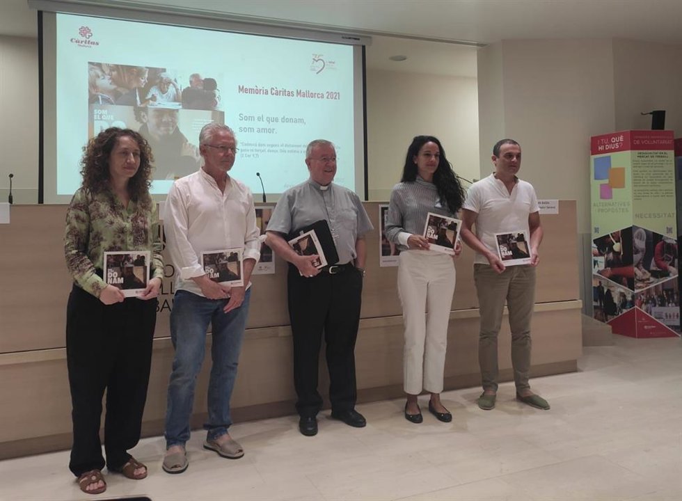 La secretaria general de Cáritas Mallorca, Raquel Ríos; el delegado de la entidad en la isla, Pep Toni Guardiola; el obispo de Mallorca, Sebasti Taltavull; la directora de Cáritas Mallorca, Esther Romero, y el administrador general de la entidad, Joan 
