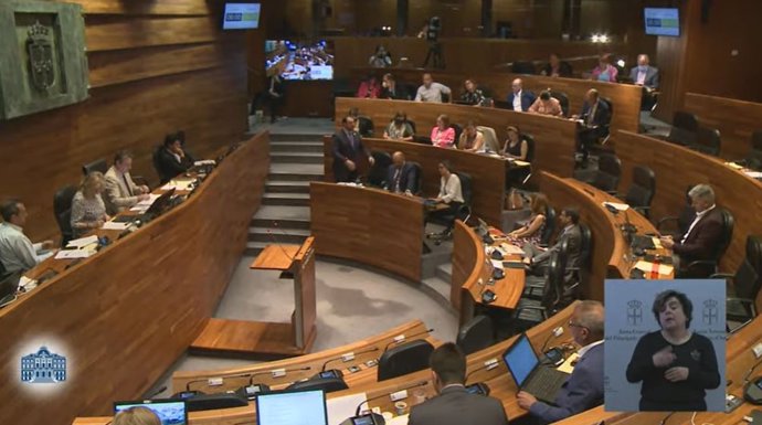 Adrián Barbón en el Pleno de la Junta General.