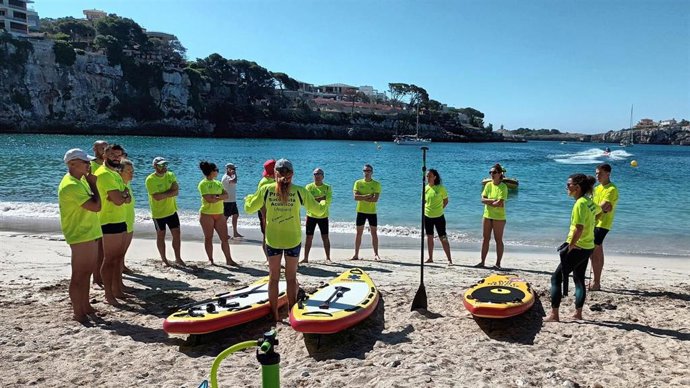 Archivo - Imagen de los participantes durante  una de las actividades de 'Socorrismo en espacios acuáticos abiertos'.