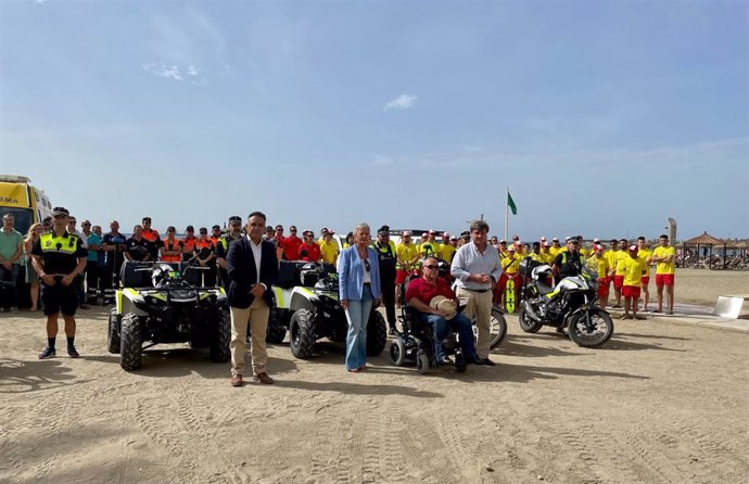 La temporada de playas de Málaga arranca con una hora más de socorrismo y un punto accesible asistido más