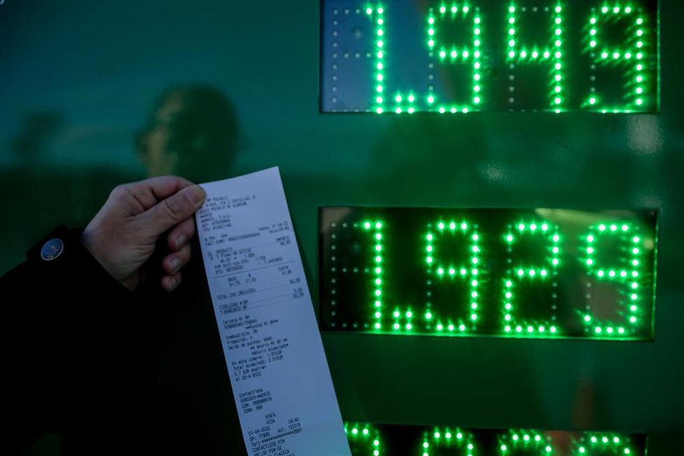 Archivo - Una persona muestra el ticket del precio de su gasolina en una gasolinera. 
