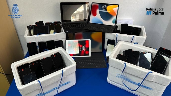 Archivo - Imagen de los objetos intervenidos por la Policía.