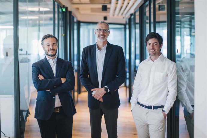 De izquierda a derecha: el cofundador y managing partner de Eranovum, José Luis Aguirre; el cofundador de Eranovum, Guy Shahar Yames y  el consejero delegado de Eranovum e-mobility, David Vallespín.