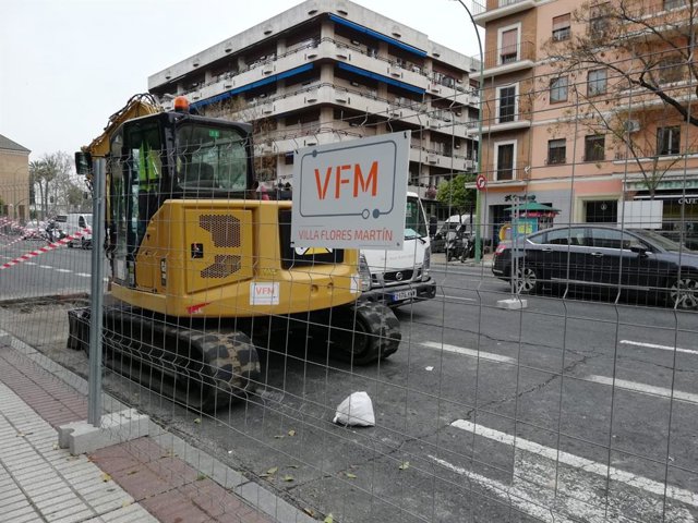 Archivo - Imagen de archivo de máquinas por las obras de la segunda fase de traslado del carril bici a la calzada en la Ronda Histórica, en el tramo entre el Arco de la Macarena y los Jardines del Valle.