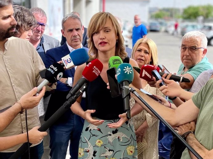 Pilar Alegría atendiendo a la prensa en Jerez.