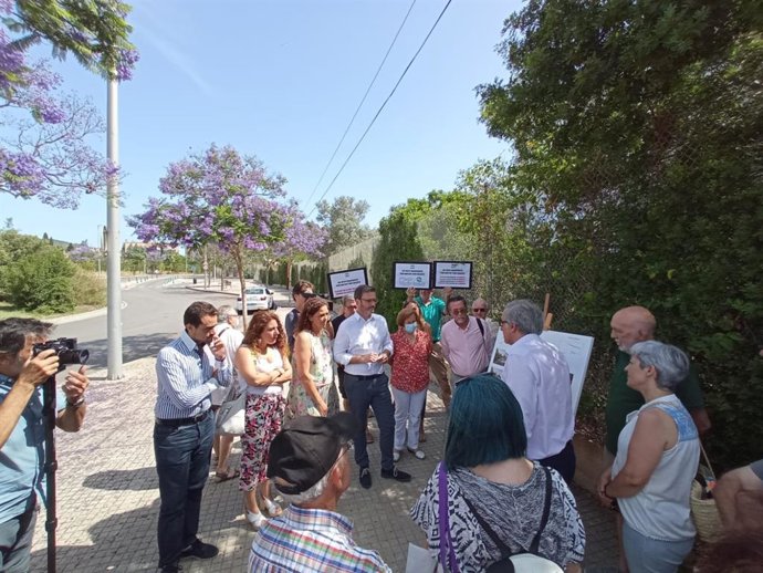 Representantes municipales e insulares, junto a la protesta de los vecinos, durante la presentación del proyecto.