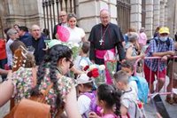 Niños y toledanos desafían al mercurio y ofrecen flores a la Custodia, dando inicio al Corpus Christi