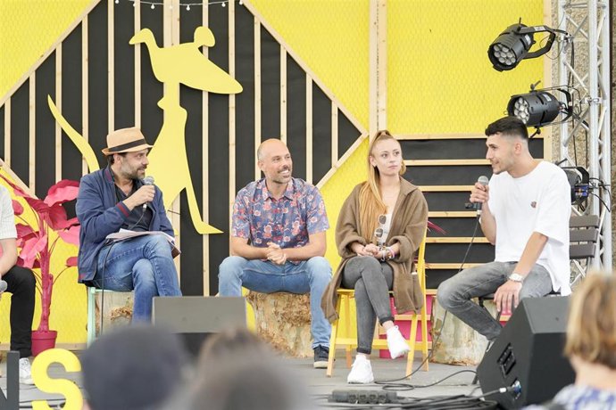 Eloy Domínguez e os protagonistas de 'Rompente' xunto a Alfonso Pato no Festival de Cans.