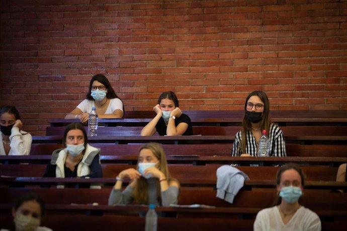 Archivo - Estudiantes esperando antes del primer examen de las pruebas de acceso a la universidad