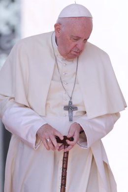 25 May 2022, Vatican, Vatican City: Pope Francis walks with a stick towards his chair during the Wednesady General Audience in St. Peter's Square at the Vatican. Photo: Evandro Inetti/ZUMA Press Wire/dpa