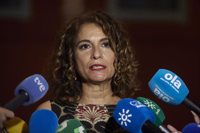 La ministra de Hacienda, María Jesús Montero, atiende a los medios de comunicación antes de participar en el encuentro organizado por Economistas contra la crisis en la sede de la Fundación Cajasol, a 15 de junio del 2022 en (Sevilla, Andalucía)