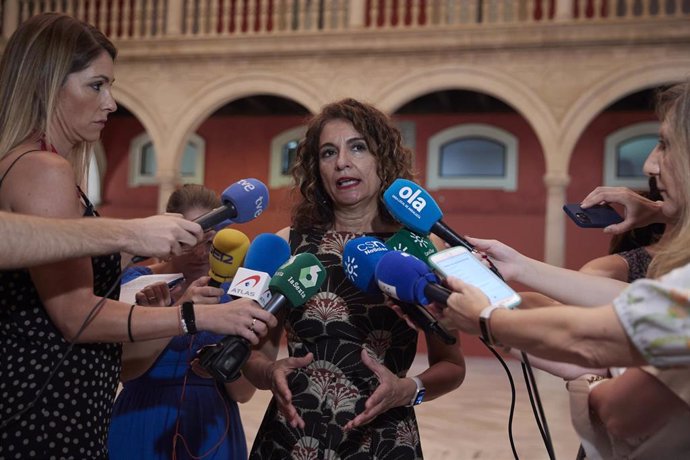 La ministra de Hacienda, María Jesús Montero, atiende a los medios de comunicación antes de participar en el encuentro organizado por Economistas contra la crisis en la sede de la Fundación Cajasol.