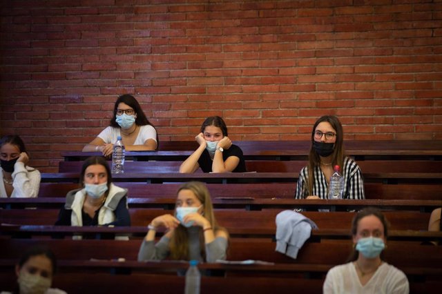 Archivo - Uns estudiants esperen abans del primer examen de les proves d'accés a la universitat.