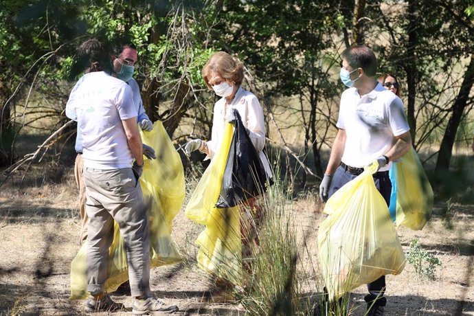 La Reina Sofía participa en '1m2 contra la basuraleza' para limpiar el  Barranco de Prado del Espino de Boadilla del Monte a 11 de Junio de 2022 en Madrid (España)