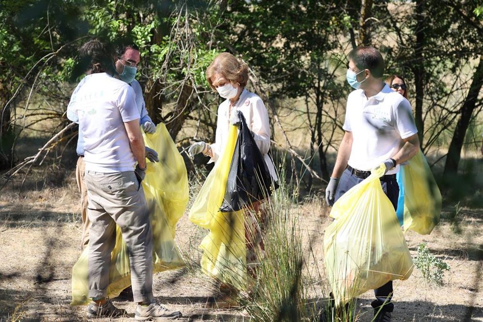 La Reina Sofía participa en '1m2 contra la basuraleza' para limpiar el  Barranco de Prado del Espino de Boadilla del Monte a 11 de Junio de 2022 en Madrid (España)