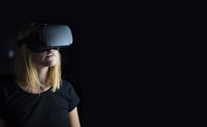 Persona con un casco de realidad virtual