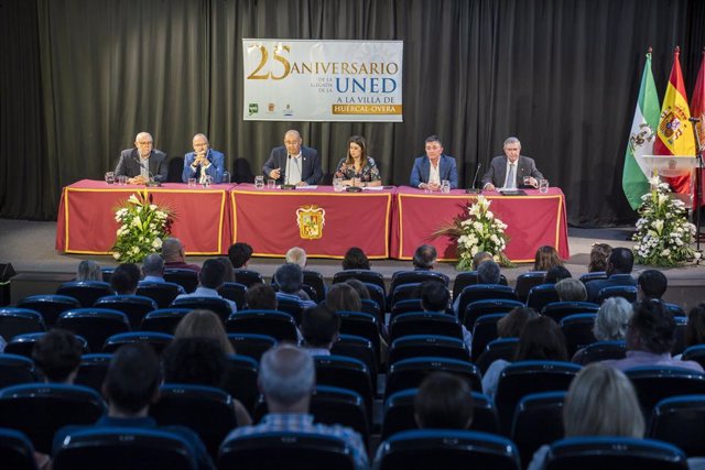 Celebración del 25 aniversario de la UNED en Huércal-Overa (Almería).