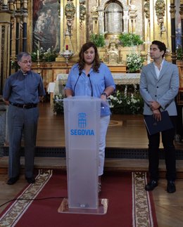 La alcaldesa de Segovia, Clara Martín; el concejal de Turismo, Miguel Merino; y el delegado de Patrimonio Cultural de la Diócesis; Alberto Espinosa Sarmiento.