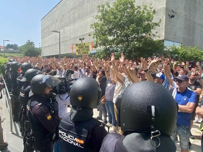 Concentración de trabajadores del sector del metal ante la Consejería de Industria en protesta por los servicios mínimos fijados en algunas empresas afectadas por la huelga