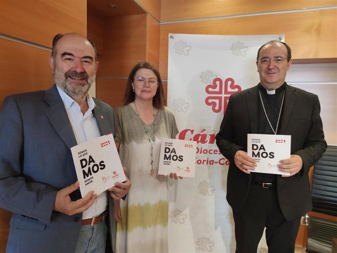 El director de Cáritas de Coria-Cáceres, Damián Niso; la secretaria, Inmaculada Godoy, y el obispo Jesús Pulido
