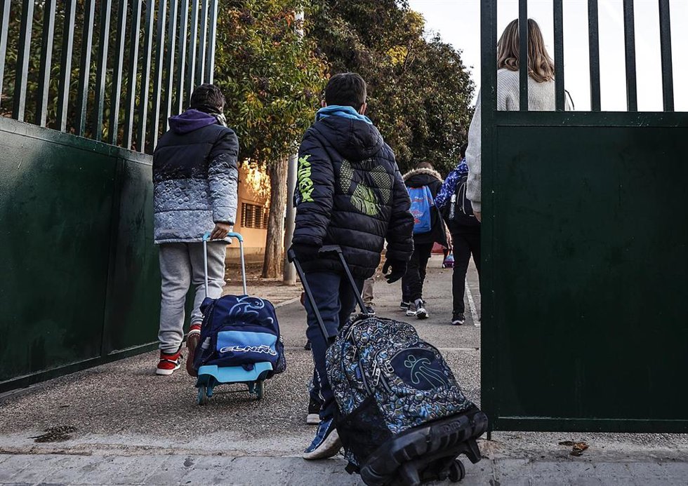Archivo - Dos niños entran en el colegio público CEIP Antonio Machado, a 15 de diciembre de 2021, en Valencia