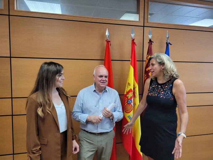 El concejal del PP, Eduardo Martínez-Oliva, junto a las ediles Pérez y Bernabé