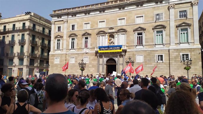 Protesta de funcionarios de prisiones en Catalunya ante el Palau de la Generalitat, en Barcelona, el 15 de junio de 2022.