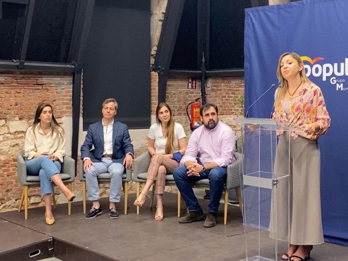 En El Atril, La Portavoz Del Grupo Municipal Popular De Burgos, Carolina Blasco, Junto A Concejales De La Formación