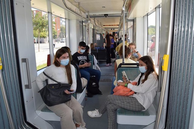 Archivo - Usuarios en el TRAM d'Alacant