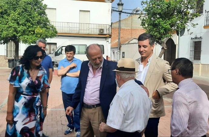 El presidente de la Diputación, Fernando Rodríguez Villalobos, visita la localidad de Cañada Rosal.