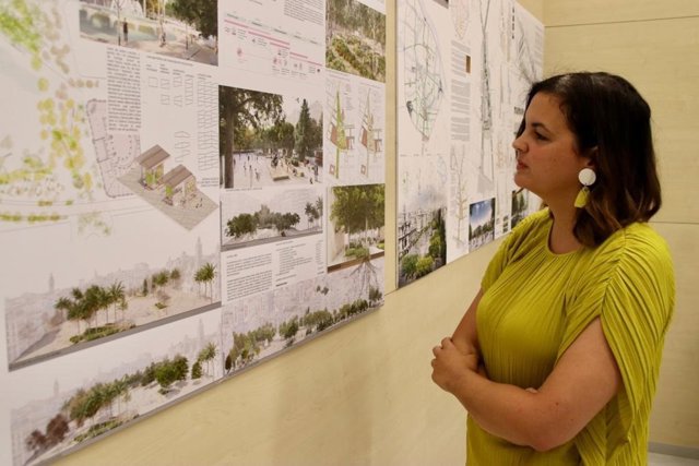La vicealcaldesa de València y edil de Desarollo y Renovación Urbana, Sandra Gómez, observa una de las propuestas finalistas del concurso convocado para la reforma definitiva de la plaza del Ayuntamiento de la ciudad.