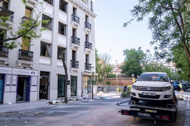 Archivo - Uno de los coches afectados es recogido por una grúa, en el barrio Salamanca.