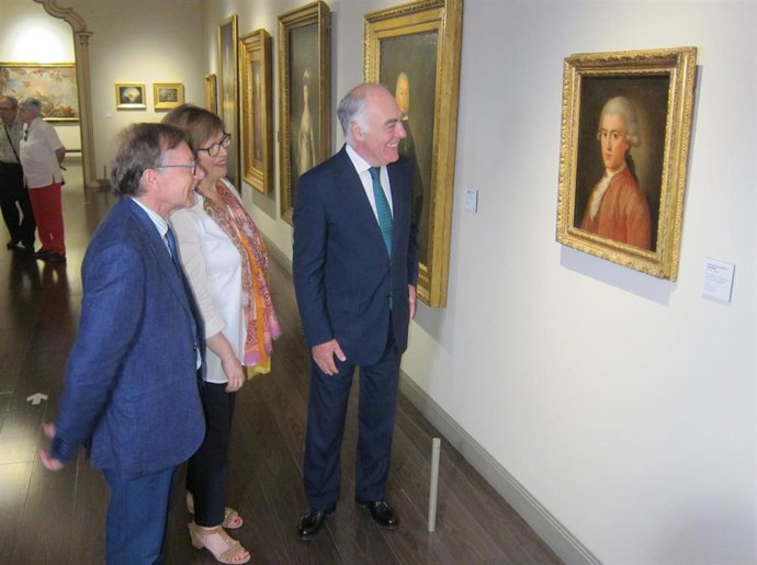 El director general de Fundación Ibercaja, José Luis Rodrigo; la directora del Museo Goya, Rosario Añaños, y el especialista Arturo Ansón, contemplan el nuevo retrato de Goya incorporado a este espacio.
