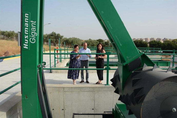 Visita de la directora general de Calidad Ambiental y Cambio Climático de la Consejería de Agricultura, Ganadería, Pesca y Desarrollo Sostenible, María López, a los puntos limpios de Tomares y Mairena del Alcor.