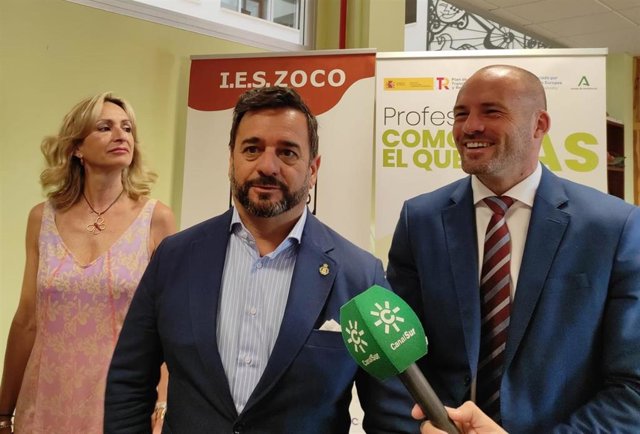 El consejero de Educación y Deporte de la Junta, Manuel Alejandro Cardenete, atiende a los medios de comunicación.