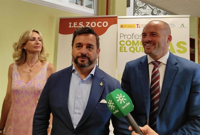 El consejero de Educación y Deporte de la Junta, Manuel Alejandro Cardenete, atiende a los medios de comunicación.