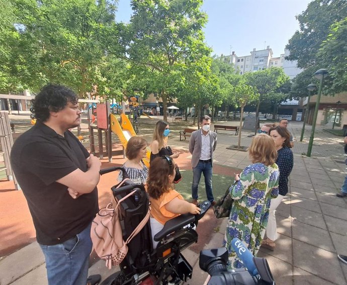 El secretario general del PSCyL, Luis Tudanca, en un encuentro con los medios en la plaza División Brunete de Burgos.