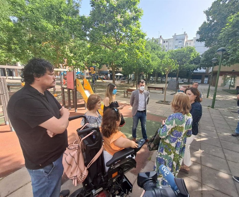 El secretario general del PSCyL, Luis Tudanca, en un encuentro con los medios en la plaza División Brunete de Burgos.