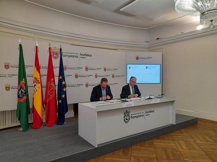 El alcalde de Pamplona, Enrique Maya, y el alcalde de la Cendea de Galar, Oscar Amóztegui, durante la firma del convenio