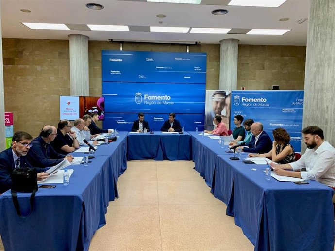 El consejero de Fomento e Infraestructuras, José Ramón Díez de Revenga, durante la reunión de la Mesa contra la Okupación de la Región de Murcia