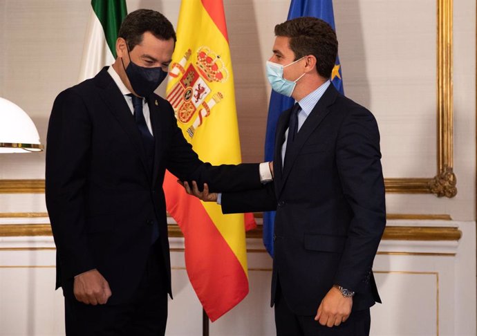 Archivo - El presidente de la Junta, Juanma Moreno, en una imagen de junio de 2021 con el exportavoz parlamentario de Ciudadanos, Sergio Romero.