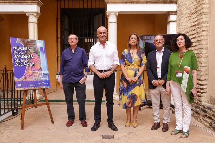 El alcalde de Sevilla, Antonio Muñoz, en la presentación del ciclo Noches en los Jardines del Alcázar.