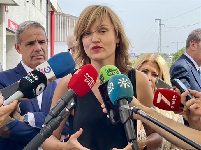 Declaraciones a la prensa de la ministra de Educación y Formación Profesional, Pilar Alegría, después de visitar el IES Padre Coloma en Jerez.