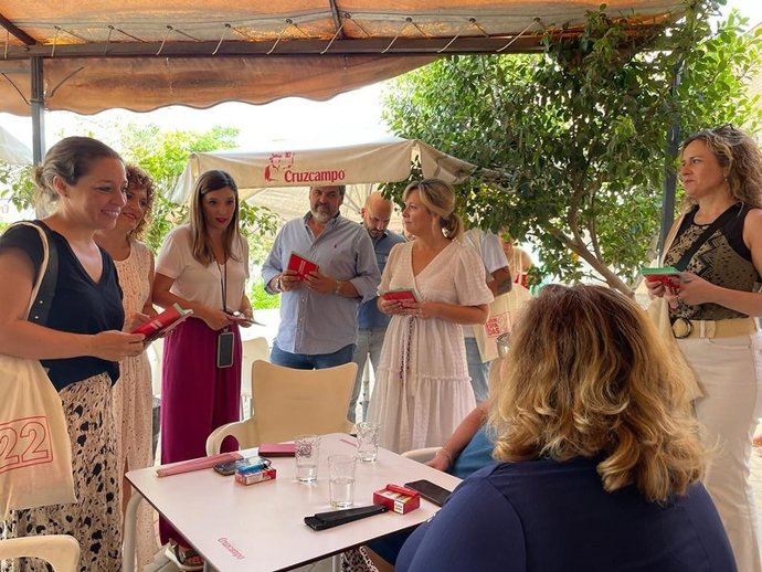 Las socialistas onubenses durante el reparto informativo en Almonte.