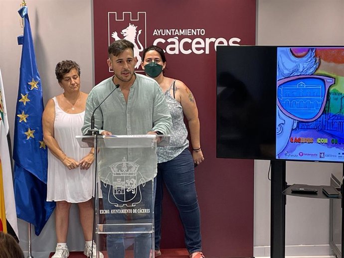 El concejal del área LGBTI de Cáceres, David Holguín, presenta las actividades del Orgullo
